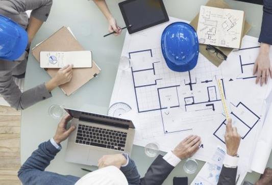 Proje çizimleri üzerinde çalışan mühendislik ekibi